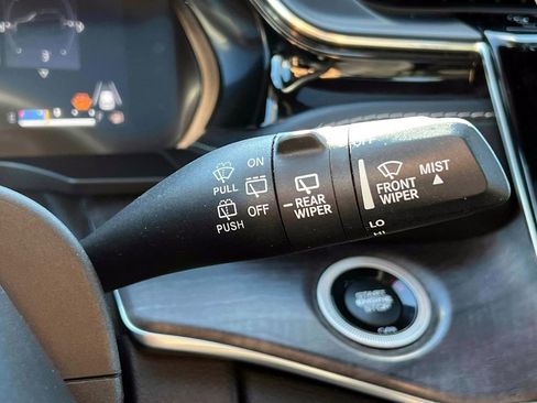 Used 2022 Jeep Grand Cherokee Overland w/ Luxury Tech Group IV image 25