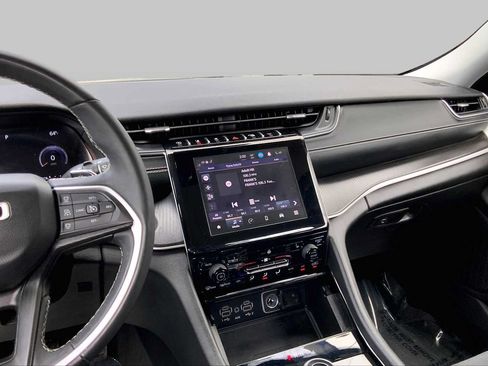 Used 2023 Jeep Grand Cherokee Laredo w/ Luxury Tech Group I AWD/4WD image 7