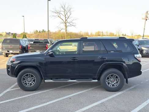 Used 2020 Toyota 4Runner SR5 Premium image 2