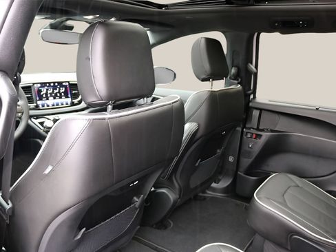Used 2025 Chrysler Pacifica Limited FWD image 16