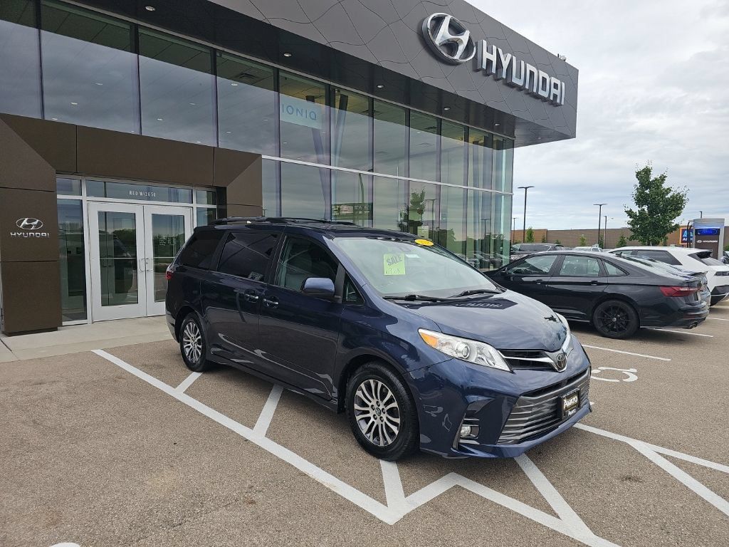 Used 2018 Toyota Sienna XLE w/ XLE Navigation Package FWD image 7