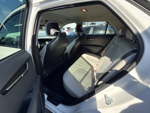 Used 2023 Kia Niro EX FWD image 3