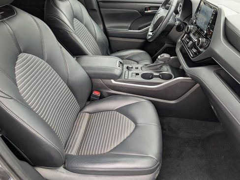 Used 2021 Toyota Highlander XSE image 28
