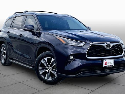 Used 2024 Toyota Highlander XLE FWD image 3