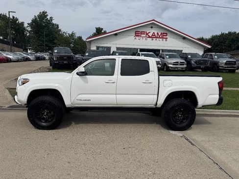 Used 2022 Toyota Tacoma SR5 AWD/4WD image 2