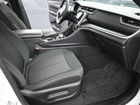 Used 2025 Jeep Grand Cherokee Laredo X image 22