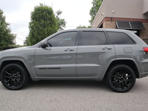 Used 2020 Jeep Grand Cherokee Altitude AWD/4WD image 10