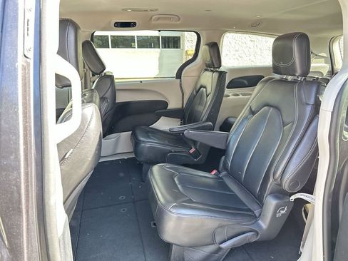 Used 2023 Chrysler Pacifica Touring-L image 23