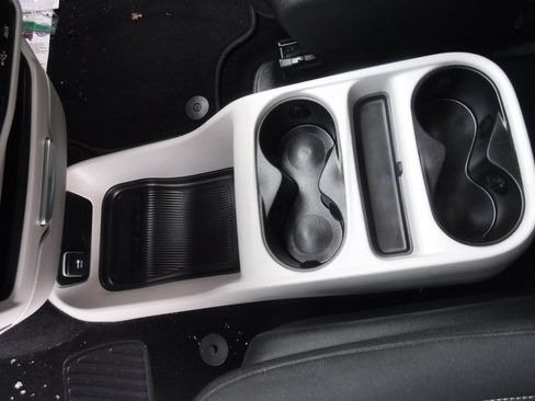 Certified 2020 Chrysler Voyager L image 19