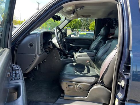Used 2005 Chevrolet Silverado 2500 LT w/ Heavy-Duty Power Package AWD/4WD image 9