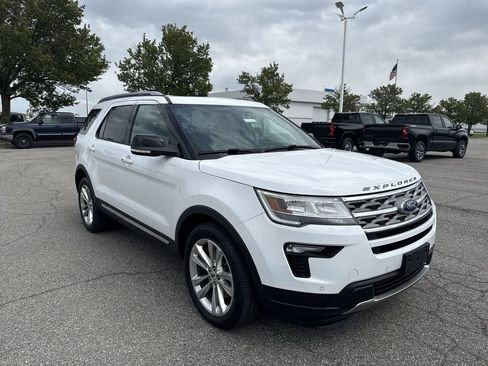 Used 2018 Ford Explorer XLT w/ Equipment Group 202A AWD/4WD image 2