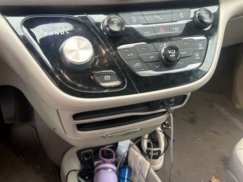 Used 2018 Chrysler Pacifica Touring-L image 25