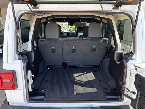 Used 2025 Jeep Wrangler Unlimited Sahara AWD/4WD image 31