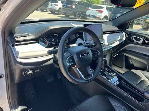 Used 2025 Jeep Compass Limited AWD/4WD image 18