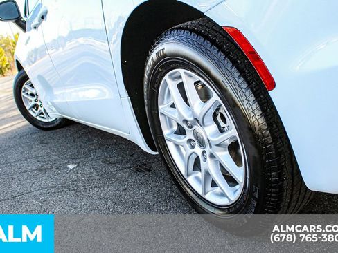 Used 2023 Chrysler Pacifica Touring-L image 15