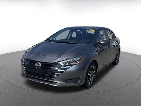 Used 2025 Nissan Versa SV image 3
