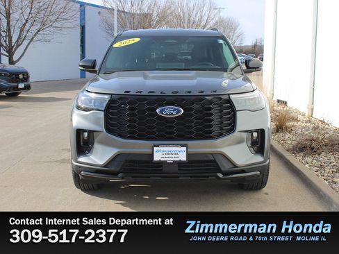 Used 2025 Ford Explorer ST-Line w/ ST-Line Street Pack image 4