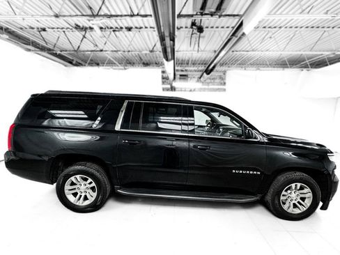 Used 2017 Chevrolet Suburban LT image 6