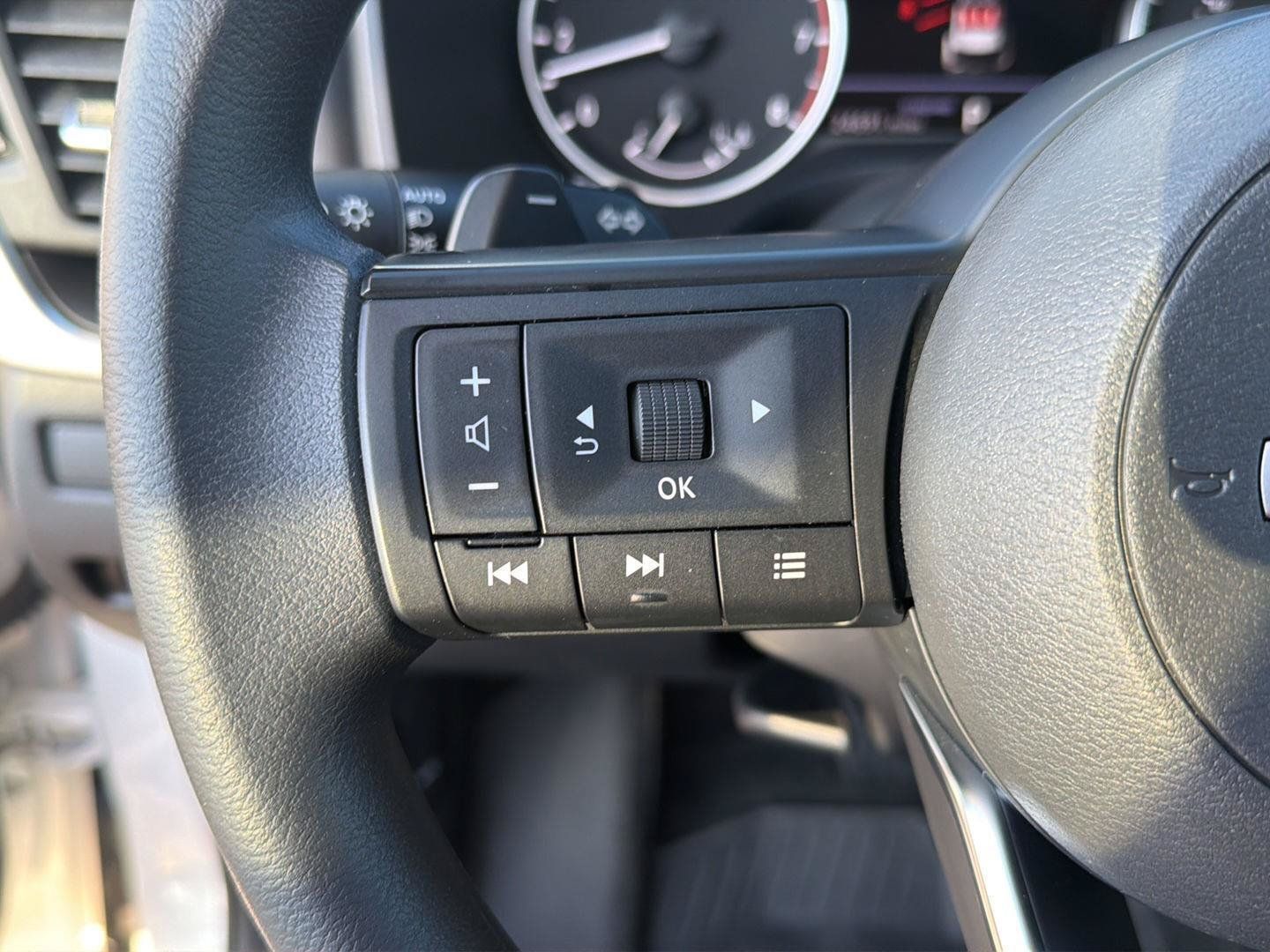 Used 2023 Nissan Rogue S FWD image 20