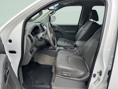 Used 2015 Nissan Frontier SL image 11