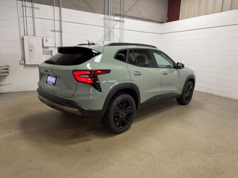 Used 2024 Chevrolet Trax ACTIV w/ Sunroof Package FWD image 8