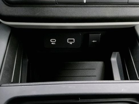 Used 2023 Land Rover Defender 110 SE image 15