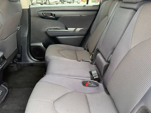 Used 2025 Toyota Highlander LE FWD image 27