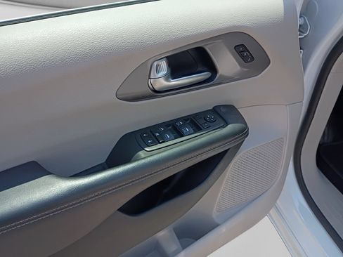 Used 2024 Chrysler Pacifica Touring-L FWD image 19