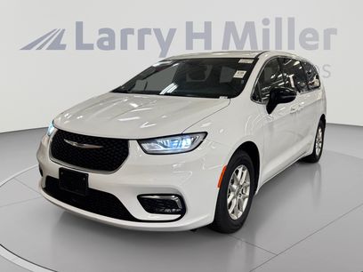 Used 2025 Chrysler Pacifica Select