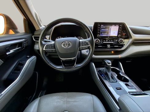 Used 2021 Toyota Highlander Limited FWD image 6