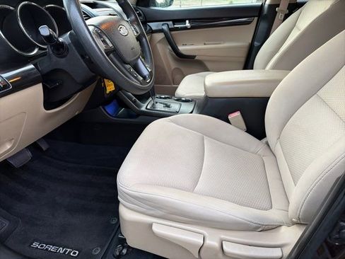 Used 2011 Kia Sorento LX w/ Convenience Pkg image 3