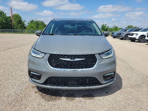 Used 2023 Chrysler Pacifica Touring-L FWD image 19