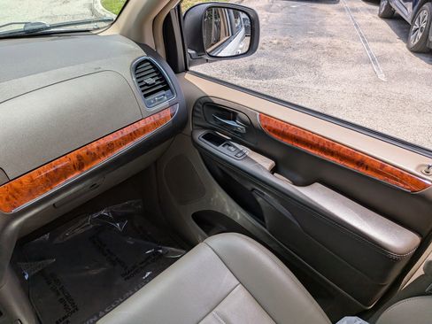 Used 2015 Chrysler Town & Country Touring FWD image 19
