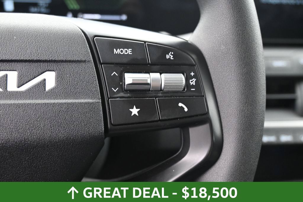 Used 2025 Kia K4 FWD image 24