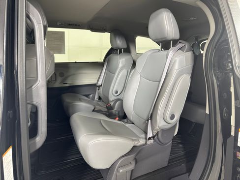 Used 2021 Toyota Sienna XLE image 12
