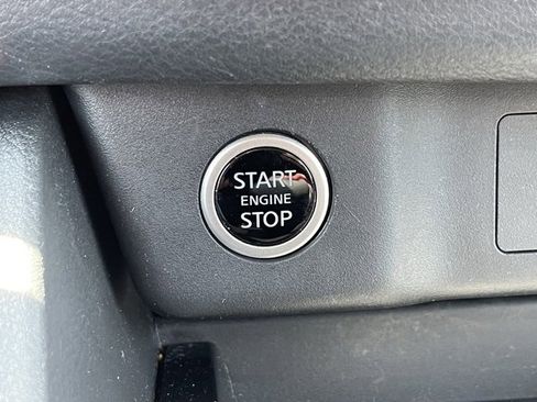 Certified 2022 Nissan Rogue SV image 34