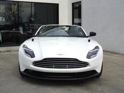 Used 2020 Aston Martin DB11 Volante image 3