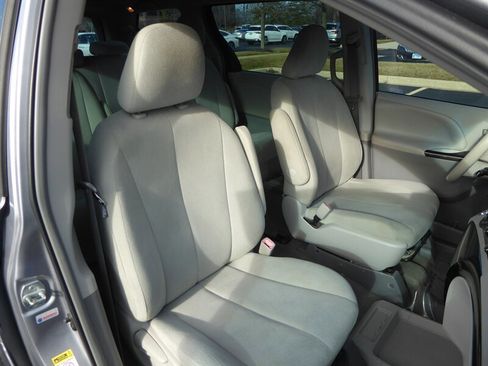 Used 2013 Toyota Sienna L image 21