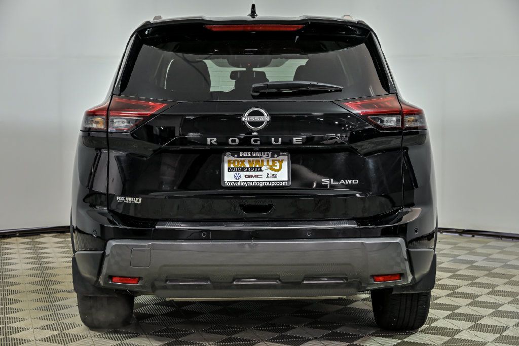 Used 2025 Nissan Rogue SL AWD/4WD image 7