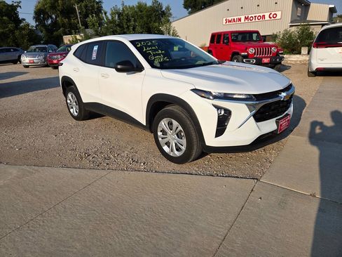Used 2025 Chevrolet Trax LS FWD image 17