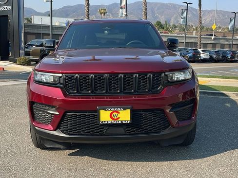 Used 2023 Jeep Grand Cherokee Altitude image 3