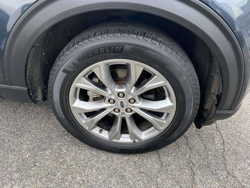 Used 2022 Ford Explorer XLT w/ Equipment Group 202A image 8