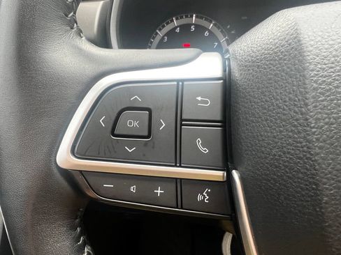 Used 2022 Toyota Highlander XLE AWD/4WD image 9