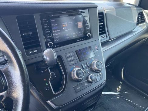 Certified 2019 Toyota Sienna SE FWD image 25