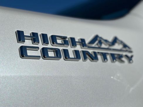 Used 2025 Chevrolet Silverado 2500 High Country w/ Technology Package AWD/4WD image 8