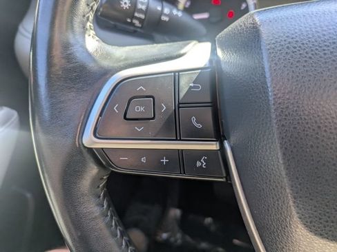 Used 2023 Toyota Highlander XLE AWD/4WD image 23