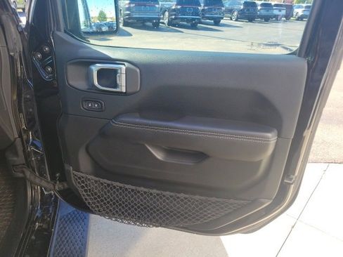 Used 2018 Jeep Wrangler Unlimited Sahara image 23