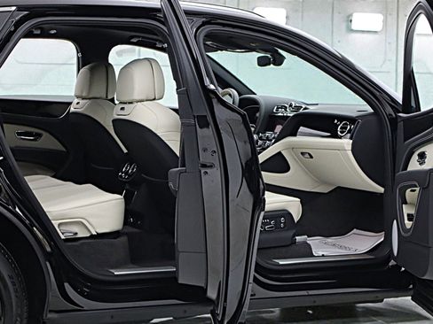 Used 2025 Bentley Bentayga image 16