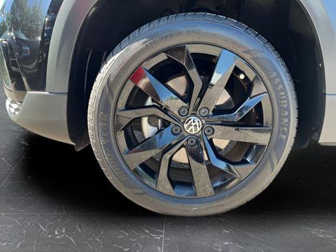 Certified 2022 Volkswagen Taos SE FWD image 10