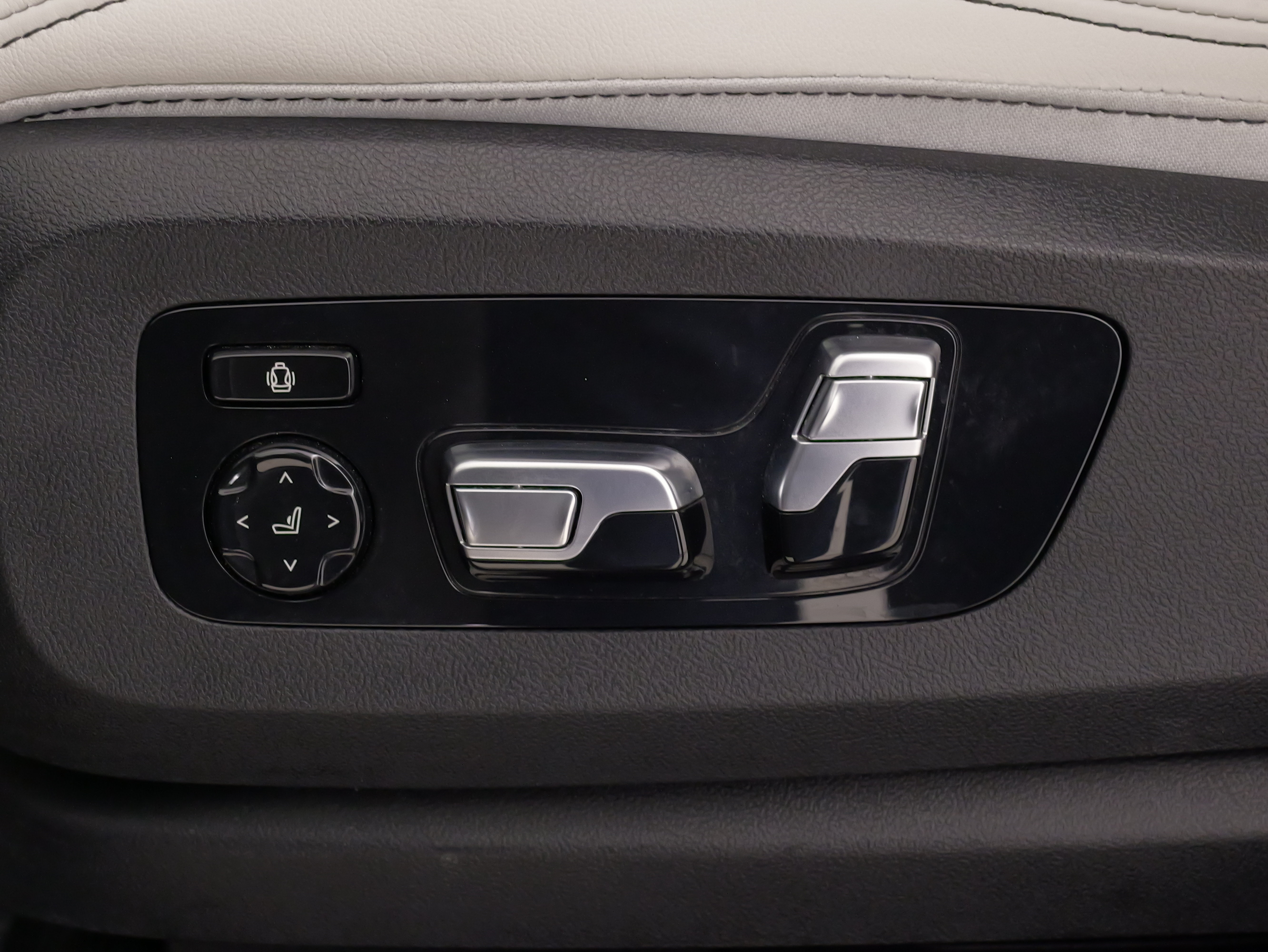 Used 2024 BMW X7 xDrive40i w/ M Sport Package AWD/4WD image 42